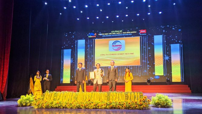 Đại diện công ty cổ phần Cơ điện Trần Phú nhận cup và chứng nhận